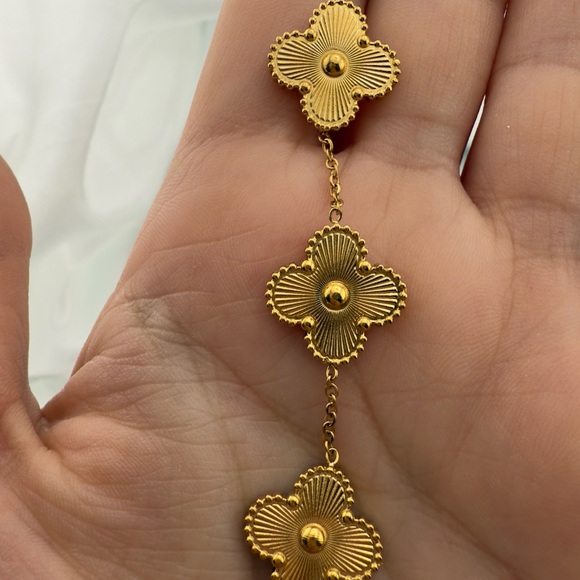 Alhambra Gold Floral Bracelet - Picture 5 of 8